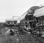 128699 Afbeelding van de ravage na een ontsporing van een goederentrein ter hoogte van de spoorwegovergang in het ...